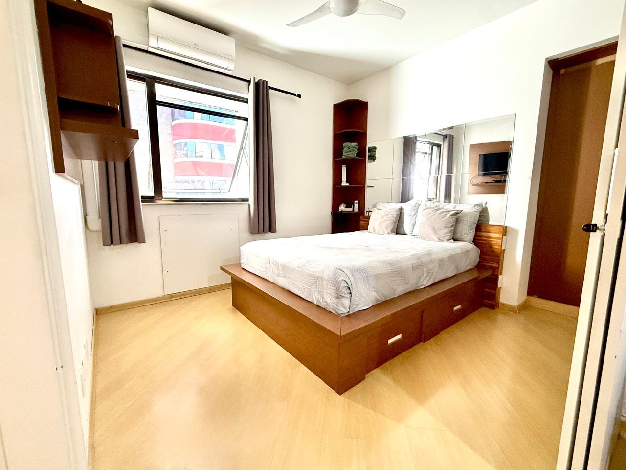 Quarto do studio com cama de casal e ar-condicionado