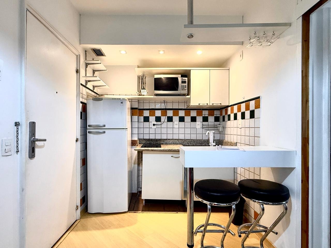 Cozinha equipada com balcão para refeições