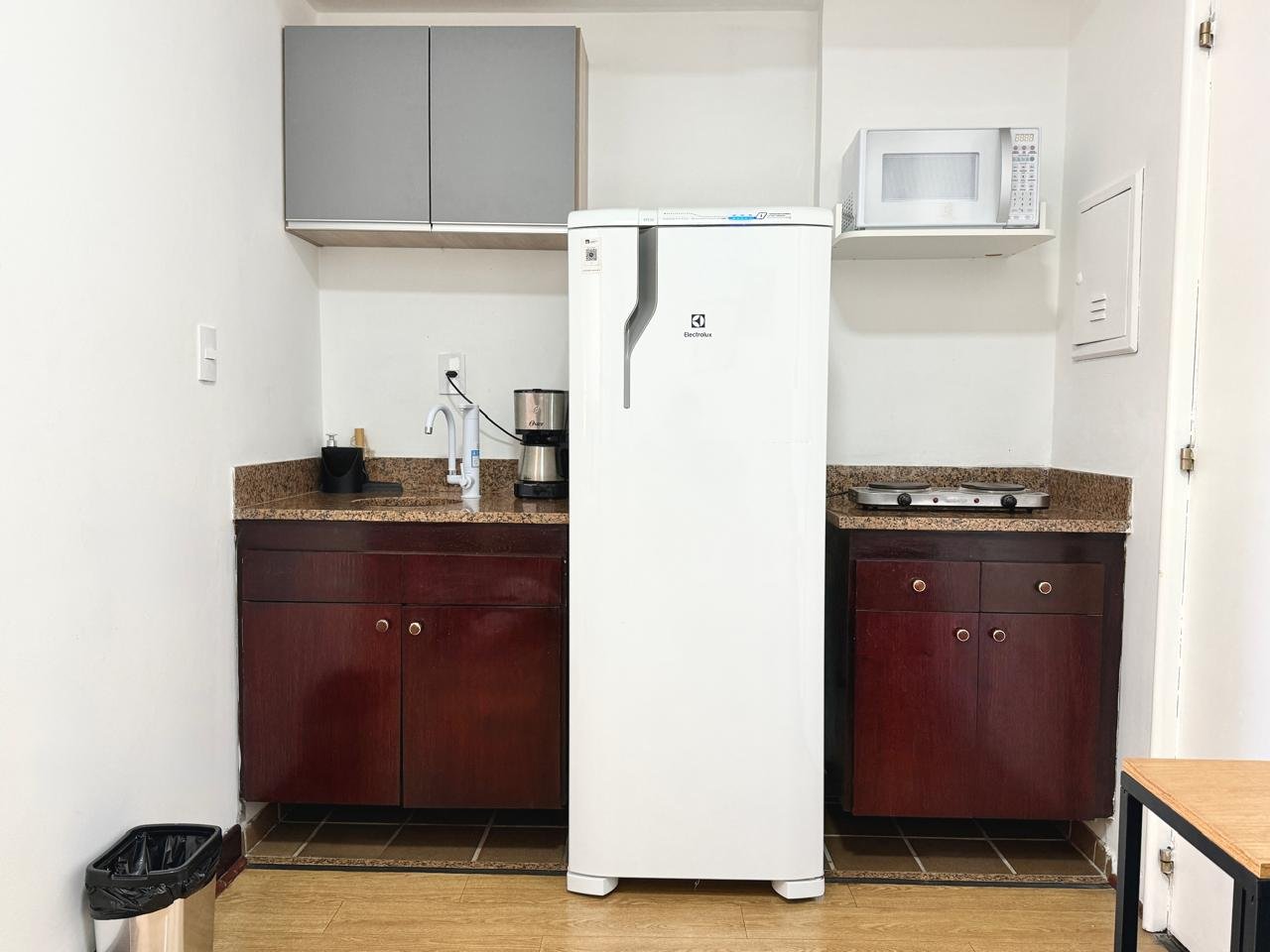 Cozinha equipada com geladeira e micro-ondas