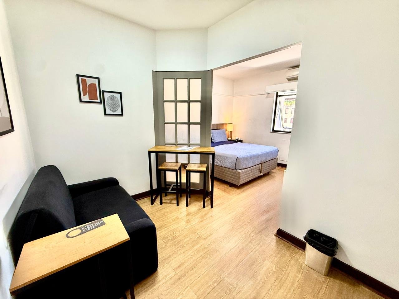 Sala com sofá-cama integrada ao quarto