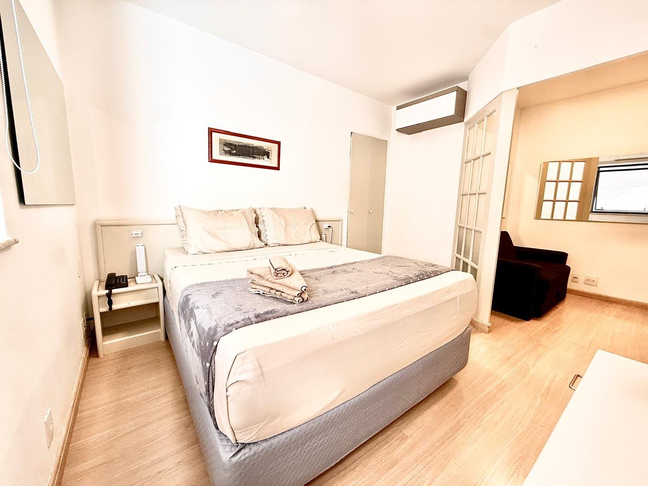 Quarto do studio com cama de casal